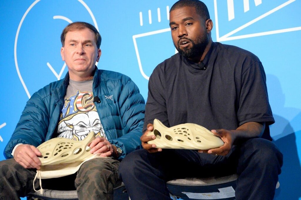 Steven Smith, a YEEZY vezető tervezője, és Kanye West a Fast Company Innovation Festival-on, 2019-ben