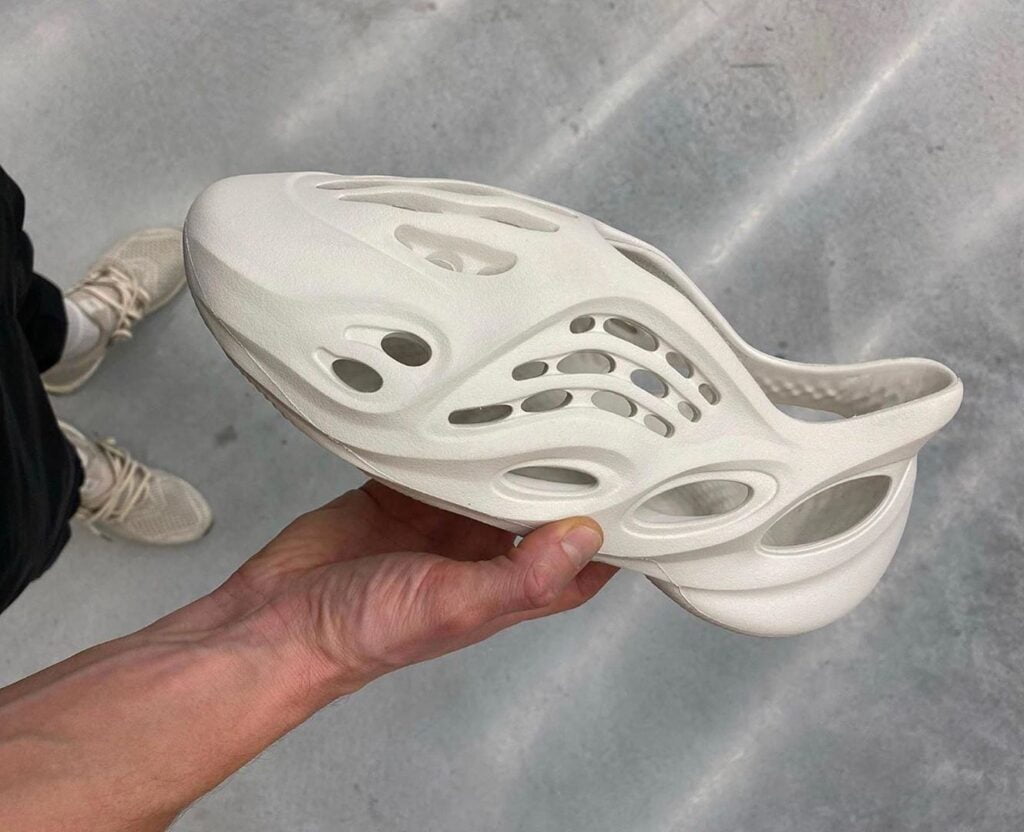 adidas Yeezy Foam Runner Sand kézben