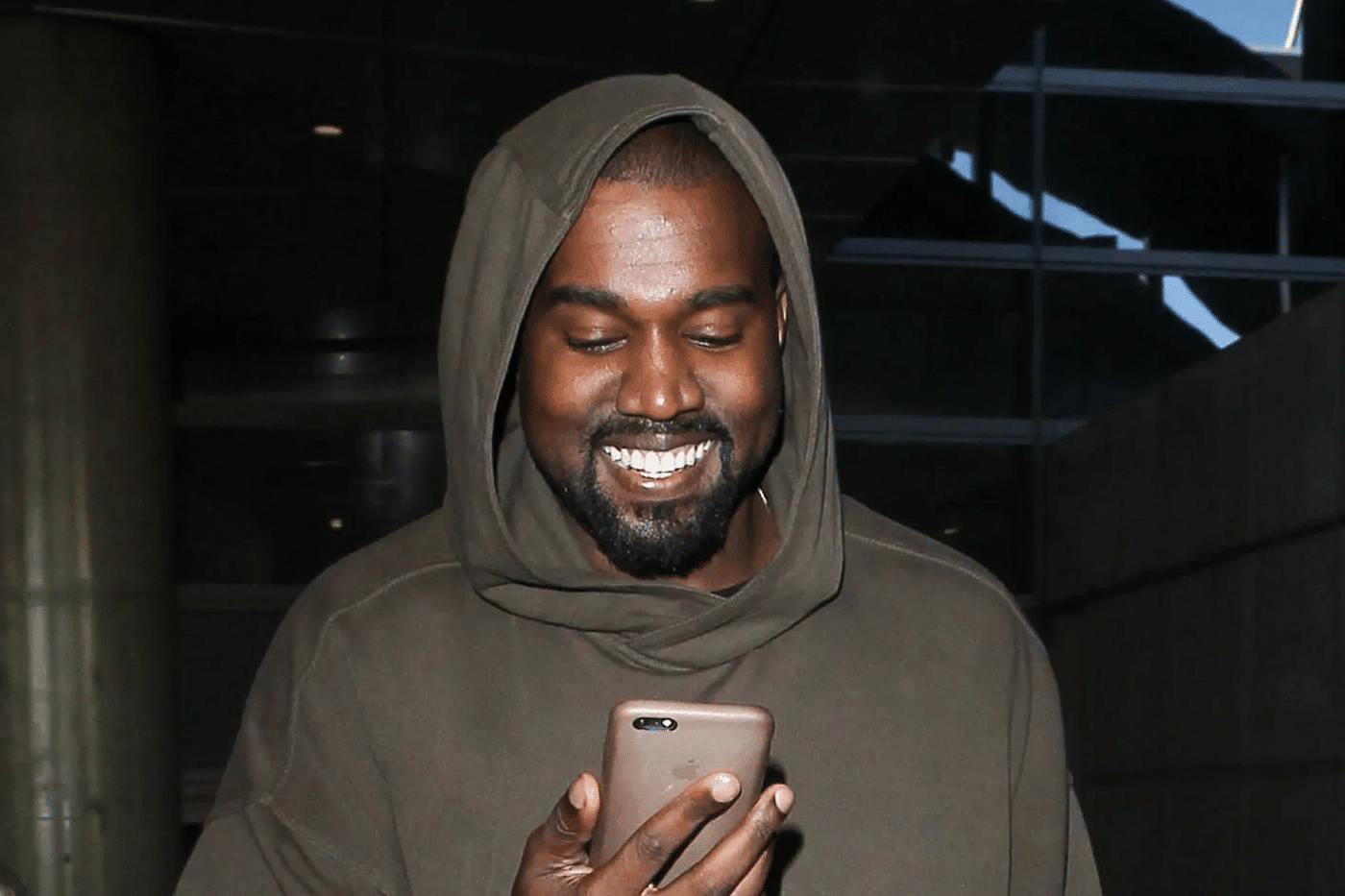 Kanye West hivatalosan is a leggazdagabb rapper $6.6 milliárd dolláros vagy...